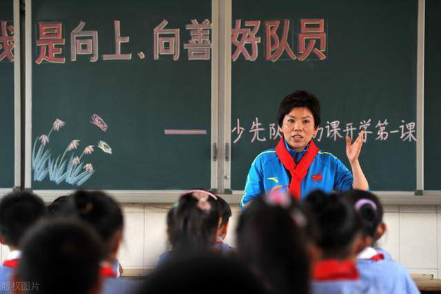 首先是直升机来回一共要飞七八百公里，然后是私人飞机来回要飞五千多公里，这实在是有些大动干戈。